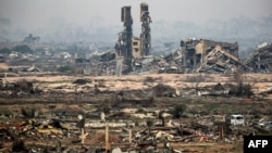 Se muestran edificios destruidos cerca de Nuseirat, en el centro de la Franja de Gaza, el 10 de febrero de 2025, en medio del actual acuerdo de alto el fuego en la guerra entre Israel y Hamas.