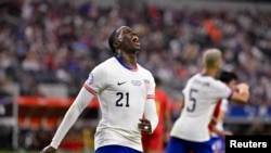 la federación de fútbol del país norteamericano condenó los mensajes racistas dirigidos a sus jugadores, particularmente a Timothy Weah, quien fue expulsado durante el partido.