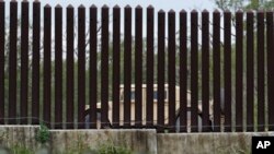 ARCHIVO: Efectivos de la Guardia Nacional de EEUU patrullan un tramo de la muralla en la frontera con México en Brownsville, Texas, el 21 de enero de 2025.