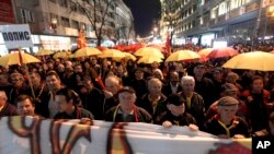 Manifestantes en Skopie, Macedonia, protestan contra la designación del albanés como segundo idioma oficial de la nación. Abril 3 de 2017.