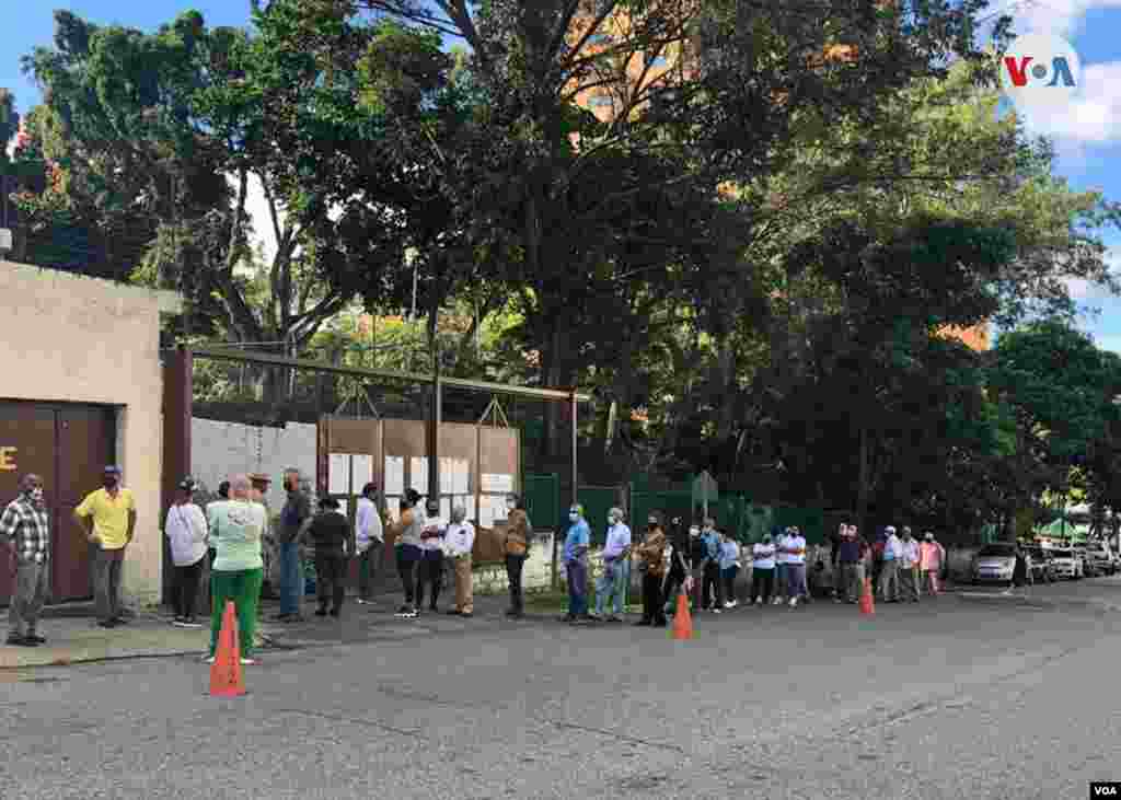 Seg&#250;n estimados del Observatorio contra el Fraude de la mayor&#237;a opositora de la Asamblea Nacional hasta el mediod&#237;a s&#243;lo hab&#237;a participado 7,5% de los electores habilitados. Caracas, diciembre 6 de 2020. Foto: &#193;lvaro Algarra - VOA.