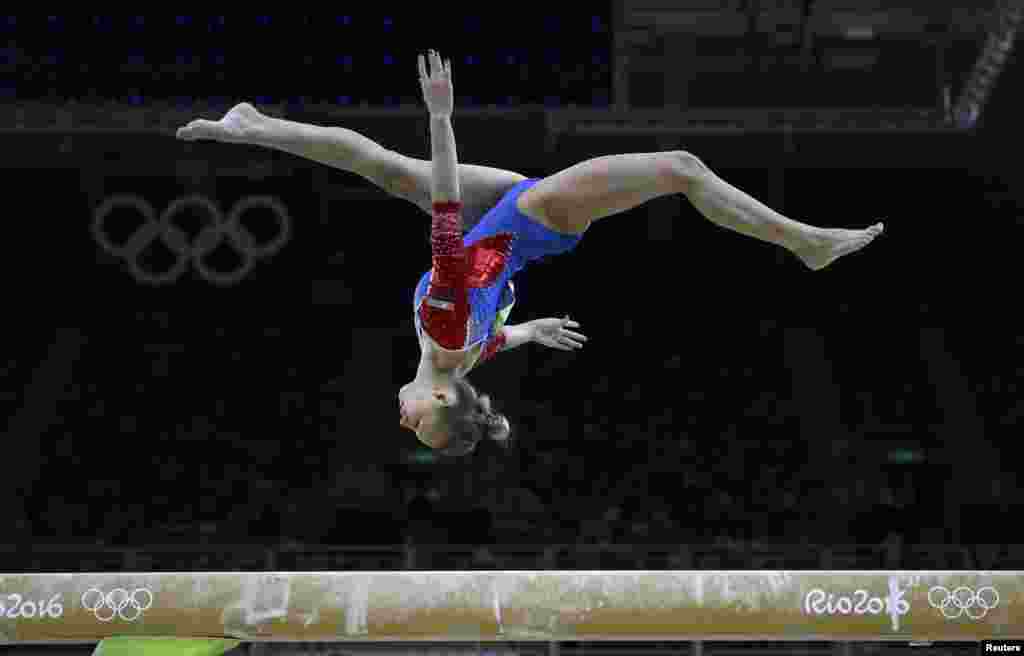 Daria Spiridonova de Russia compite en las pruebas clasificatorias de viga.