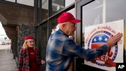 Lee Hoffman lijepi plakat za republikanski kokus u Nevadi.