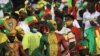 Les supporters Mali lors d'un match du CHAN contre le Maroc, au stade Ahmadou Ahidjo à Yaounde, Cameroun, le 7 février 2021. 