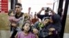 Miles de personas huyen del mayor hospital de Gaza; cientos, incluidos bebés siguen atrapados