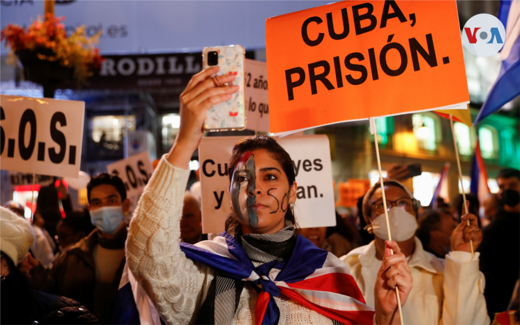 Miembros de la comunidad cubana protestan desde Madrid, España. Noviembre 15 de 2021. Foto: Reuters