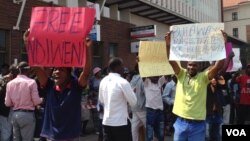 Abanye abantu abatshengisele phandle kwedale leHigh Court