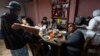 La app que ha sido "una salvación" para entrada legal de migrantes a EEUU podría desaparecer