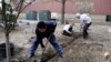Trabajadores centroamericanos laboran en la Faulkner's Landscaping & Nursery de Manchester, estado de New Hampshire como parte del programa de visado H-2B. [Foto de archivo]