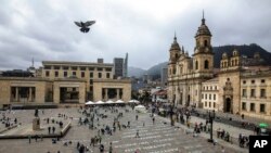 ARCHIVO - Los nombres de los activistas de izquierda asesinados como parte de una instalación artística de la colombiana Doris Salcedo en la Plaza Bolívar, en el centro de Bogotá, en junio de 2019.
