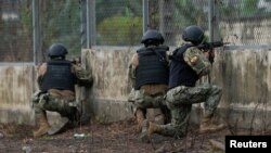Soldados vigilan una puerta después de que varios reclusos murieran en peleas entre pandillas, en Guayaquil, Ecuador, el 2 de noviembre de 2022.