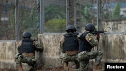 Soldados vigilan una puerta después de que varios reclusos murieran en peleas entre pandillas, en Guayaquil, Ecuador, el 2 de noviembre de 2022.
