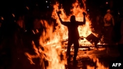 Manifestantes chocan con la policía antidisturbios durante una nueva protesta contra el gobierno del presidente colombiano Iván Duque, en Medellín el 19 de mayo de 2021.