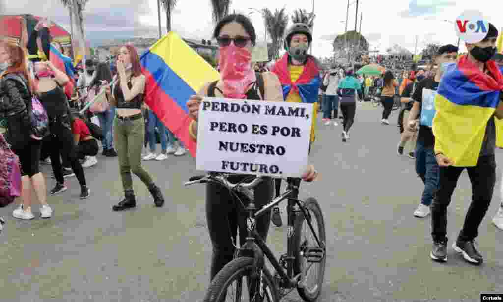 En principio, los manifestantes salieron a las calles a protestar contra una reforma tributaria, pero el llamado al Gobierno ha ido m&#225;s all&#225;.