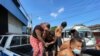 Varias personas son detenidas el 7 de abril de 2022 tras la declaración del régimen de excepción en El Salvador. (Foto Karla Arévalo/VOA). 