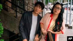 En esta imagen proporcionada por el Instituto Sundance Justin H. Min, izquierda, y Sherry Cola en "Shortcomings" de Randall Park, un filme de la selección oficial del Festival de Cine de Sundance. (Cortesía Sundance Institute vía AP)