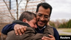Un simpatizante abraza al ex candidato presidencial nicaragüense Félix Maradiaga tras su llegada a EEUU, el jueves 9 de febrero de 2023.