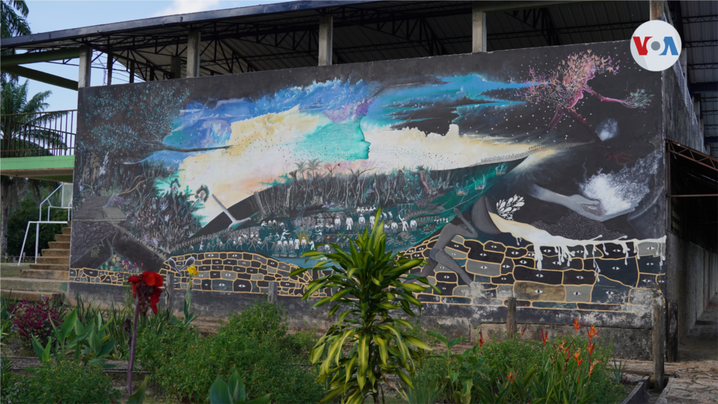 Mural que evoca la época de explotación del caucho que dependía de la mano de obra indígena, en La Chorrera, Amazonas, Colombia, el 26 de enero de 2023.&nbsp;[Foto: Nicole Sandoval]