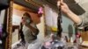 Muchas personas que son pacientes de cáncer se benefician con la donación de cabello para la elaboración de pelucas. [Foto Nicole Kolster, VOA].