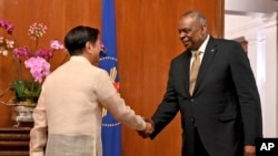 El secretario de Defensa de los Estados Unidos, Lloyd James Austin III, estrecha la mano del presidente de Filipinas, Ferdinand Marcos Jr., durante una visita de cortesía en el Palacio de Malacanang en Manila, el 2 de febrero de 2023.