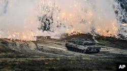 Un tanque Leopard 2 acciona en un ejercicio durante una visita del ministro de Defensa alemán, Boris Pistorius, al batallón de tanques 203 de la Bundeswehr en el cuartel Rommel en Augustdorf, Alemania, el 1 de febrero de 2023.