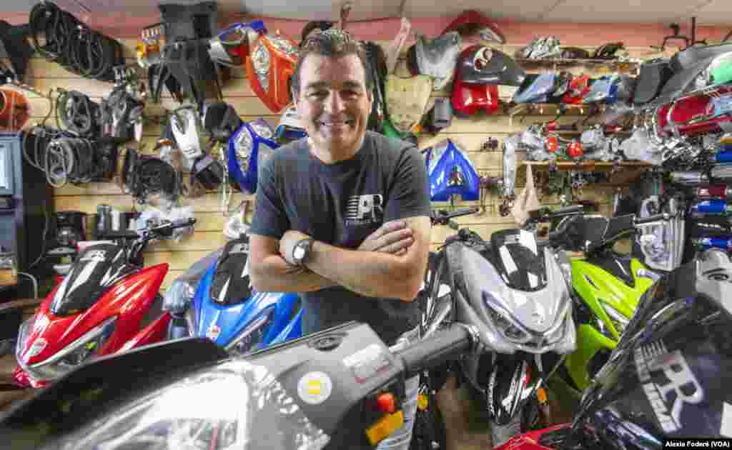 Boris Pedraza, dueño de la tienda de scooters &quot;El Rey de la Motos&quot; en el suroeste de Miami, el 25 de enero de 2023. El establecimiento pronto abrirá un local propio, con una mayor capacidad, debido a la alta demanda.