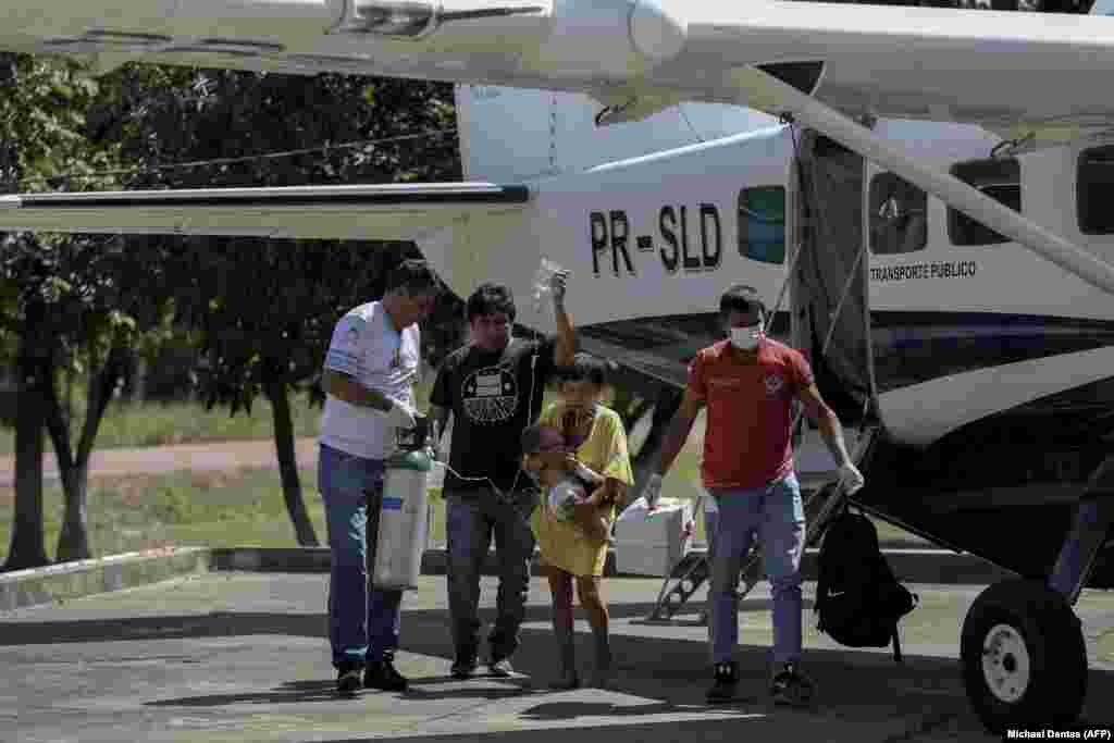 El aumento de casos de desnutrición y malaria entre el pueblo Yanomami, asociados a la minería ilegal de oro, y la falta de atención a la comunidad por parte del gobierno del expresidente de Brasil, Jair Bolsonaro, han provocado que activistas y la actual administración de Lula da Silva hablen de &quot;genocidio&quot; contra la comunidad indígena, especialmente niños, trasladados en aviones para su tratamiento en Boa Vista, estado de Roraima, el 27 de enero de 2023.&nbsp;