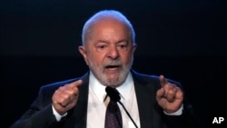 El presidente de Brasil, Luiz Inácio Lula da Silva, habla durante la ceremonia de juramento de Tarciana Medeiros, la primera mujer en presidir el Banco do Brasil, uno de los principales bancos públicos del país, en Brasilia, Brasil, el 16 de enero de 2023.