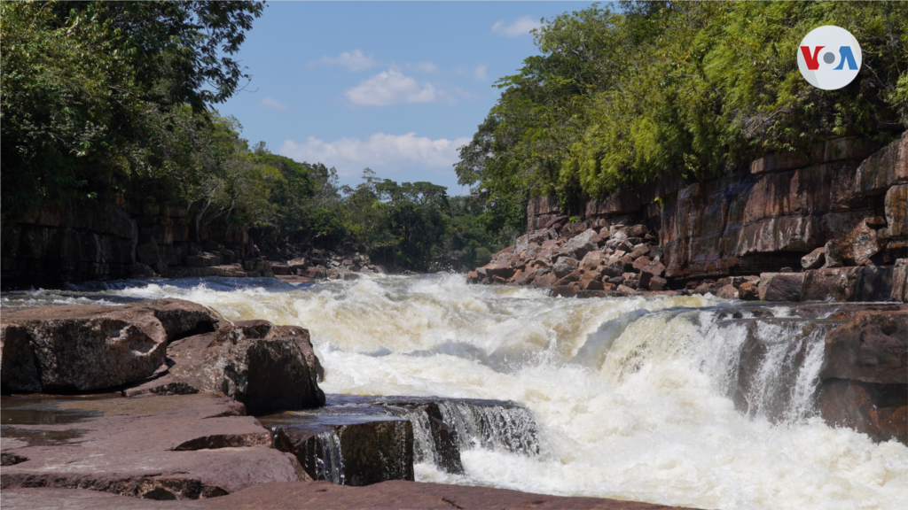 El río Igara - Paraná en La Chorrera, afluente por donde salía toda la explotación del caucho con destino a Europa. En la actualidad esta importante fuente hídrica continúa siendo el único camino de conexión con el mundo exterior. [Foto: Nicole Sandoval]