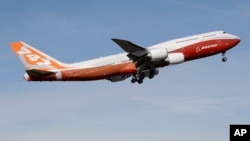 ARCHIVO - Un Boeing 747-8, el nuevo avión de pasajeros de Boeing, toma su primer vuelo, el domingo 20 de marzo de 2011, en Paine Field en Everett, Washington.