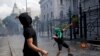 Manifestantes lanzan piedras frente al Congreso en Buenos Aires, Argentina, mientras los legisladores se preparan para ratificar el acuerdo del gobierno con el Fondo Monetario Internacional para refinanciar unos 45.000 millones de dólares en deuda el 10 de marzo de 2022.