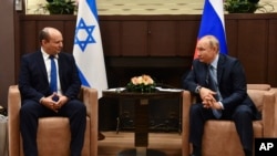 El presidente ruso, Vladimir Putin, a la derecha, y el primer ministro israelí, Naftali Bennett, hablan durante su reunión en Sochi, Rusia, el viernes 22 de octubre de 2021. (Evgeny Biyatov, Sputnik, foto del pool del Kremlin vía AP)