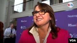 Victoria Alonso, presidenta ejecutiva de producción física y efectos especiales de Marvel, conversando con Voz de América durante un evento en Miami. [Foto: Antoni Belchi / VOA]
