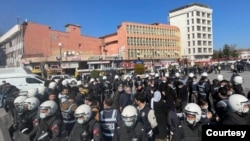 Astengkirina polîsên Tirk ya protestoya salvegera 23'an ya girtina rêberê PKK'ê Abdullah Ocalan, 15 Sibat 2022, Amed