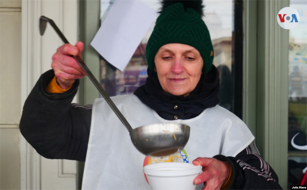 Una vez arriban a la estación de Przemysl, son recibidos por voluntarios que les ofrecen alimentos y bebidas calientes.