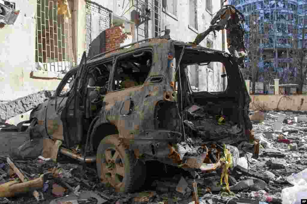 Un automóvil destruido por los bombardeos en una calle de Kharkiv, Ucrania, el martes 22 de marzo de 2022. (Foto AP/Andrew Marienko)