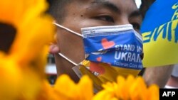 Los taiwaneses marchan en las calles protestando por la guerra en Ucrania durante una manifestación en Taipei, el 13 de marzo de 2022.