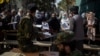 Talibanes niegan educación secundaria a las niñas, restringen pasaportes a mujeres
