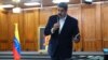 El presidente venezolano Nicolás Maduro habla sobre el equipo militar que fue confiscado durante una incursión a Venezuela, en un discurso televisado desde Miraflores, en Caracas, Venezuela, el 4 de mayo de 2020. 