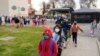 Estudiantes caminan a sus clases en la escuela primaria Washington, el 12 de enero de 2022, en Lynwood, California.