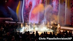 Anderson Paak và Bruno Mars biểu diễn một bài hát trong Lễ trao giải Grammy lần thứ 64 hôm 3/4/2022 ở Las Vegas. (AP Photo/Chris Pizzello)