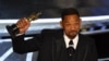El actor Will Smith acepta el premio a Mejor Actor Protagonista por 'King Richard', en la 94ª entrega de los Oscar en el Dolby Theatre de Hollywood, California, el 27 de marzo de 2022.