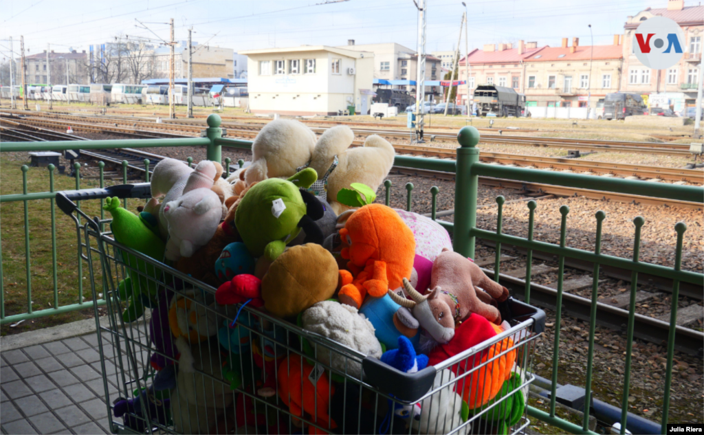 Alimentos, ropa, productos de aseo y juguetes para niños han sido dejados en la estación de tren para los refugiados provenientes de Ucrania.