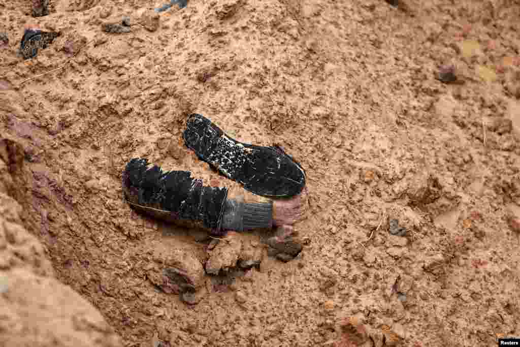 En Bucha se ve el cuerpo de un civil, que según los residentes fue asesinado por soldados del ejército ruso y luego enterrado junto con otros en una tumba.