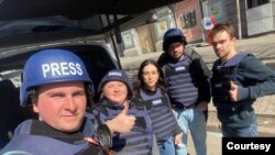 El reparador ucraniano Oleksiy Muzhchyna, a la derecha, se encuentra con un equipo de la red de noticias Al Jazeera TV, financiada por Qatar, en la ciudad ucraniana de Kharkiv, el 31 de marzo de 2022. [Foto Cortesía Oleksiy Muzhchyna].
