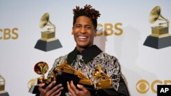 Jon Batiste en la 64.a Entrega Anual de los Premios Grammy en el MGM Grand Garden Arena el domingo 3 de abril de 2022 en Las Vegas, Nevada, EE. UU.