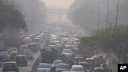 Los viajeros conducen en medio de la neblina matutina y el smog tóxico en Nueva Delhi, India, el miércoles 17 de noviembre de 2021.