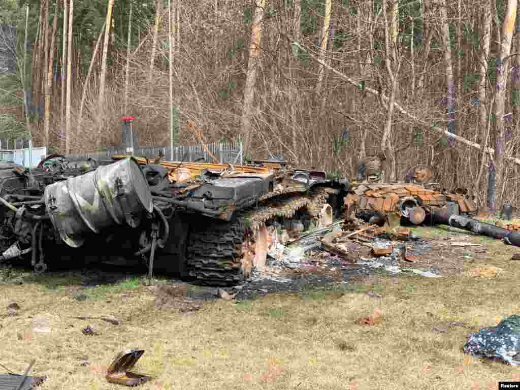 Vista de un tanque destruido con el símbolo &quot;V&quot; y su torreta desalojada, luego de la retirada del ejército ruso del área durante su invasión, en Bucha, región de Kiev, Ucrania, el 2 de abril de 2022 en esta imagen obtenida de las redes sociales.