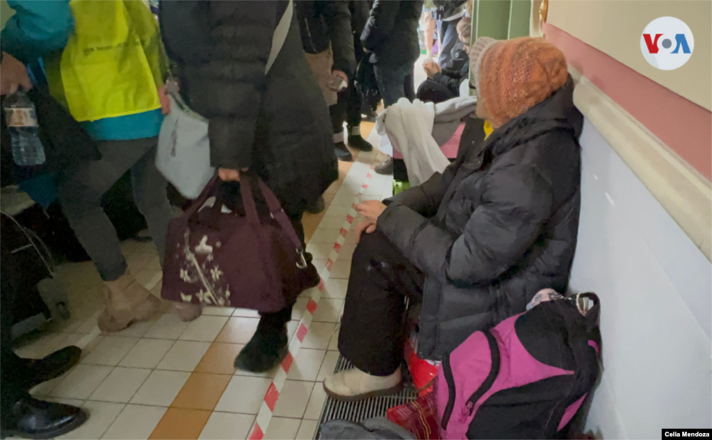 Aunque la mayoría de los trenes vienen de Ucrania, unos pocos, casi vacíos, parten hacia ese país. Ahí viajan personas que quieren unirse a la fuerza de combate y otros llevan ayudas humanitarias.