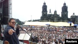 ARCHIVO - El cantante cubano Pablo Milanés se presenta durante un concierto gratuito al aire libre en la plaza del Zócalo, en Ciudad de México.